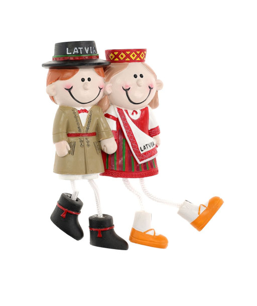 Latviešu pāris ledusskapja magnēts tautastērpā ar aukliņu kājām